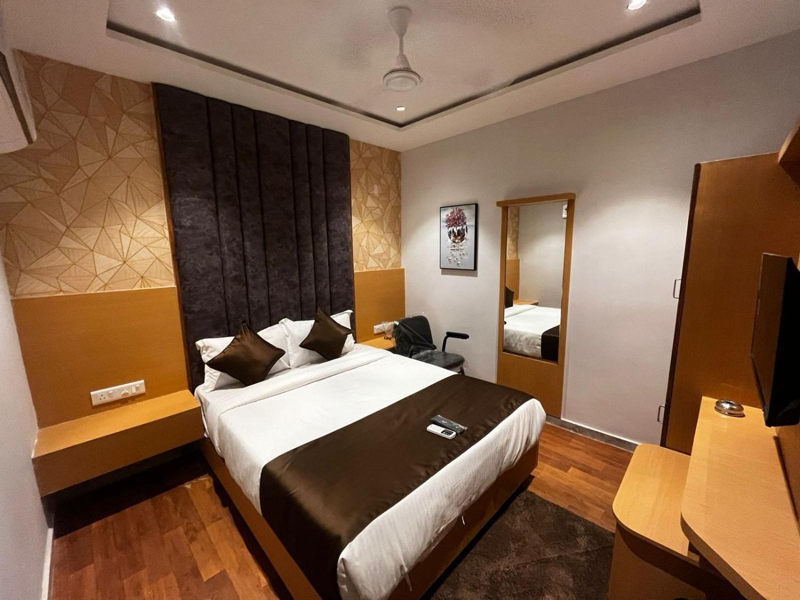 Hotel Phoniex Ahmadábád Pokoj fotografie
